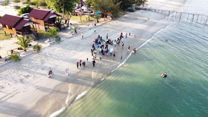 Pantai Marqyez ini terletak di Desa Lanjut, Lingga