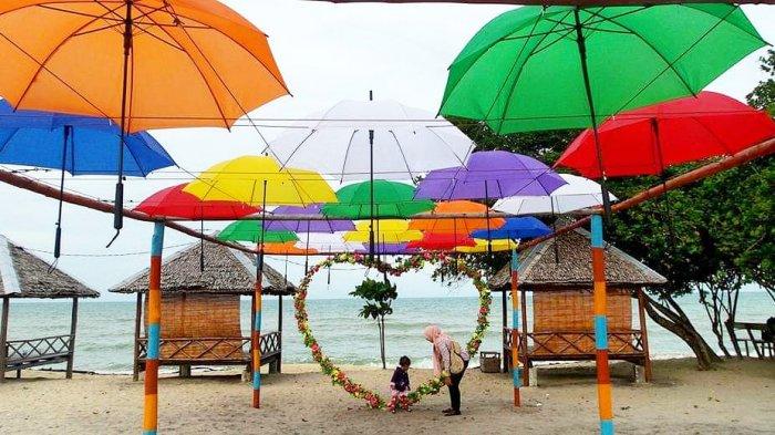 Pantai Payung yang berada di Desa Lanjut