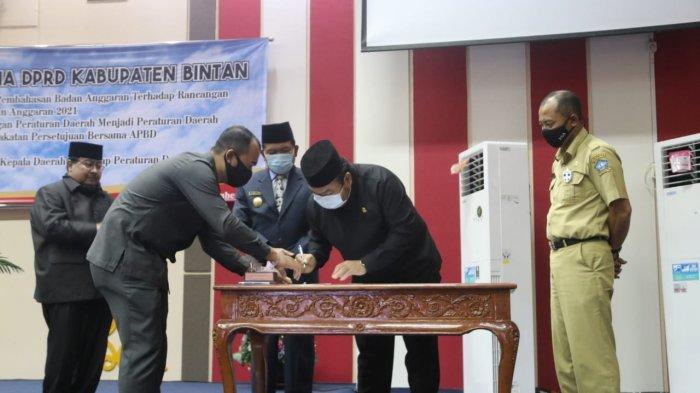 PJS BUPATI BINTAN - Suasana saat Pjs Bupati Bintan, Buralimar berfoto bersama dengan pihak DPRD Bintan usai Rapat Paripurna yang dilaksanakan di Ruang Rapat DPRD Bintan, Bandar Seri Bentan,Senin (30/11/2020).
