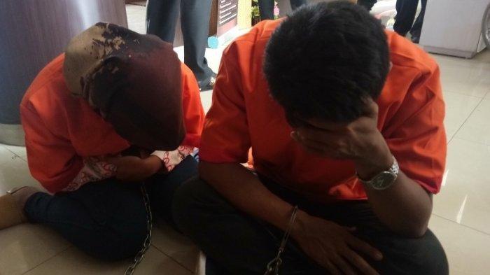 Pasangan suami istri yang menjual jasa threesome saat diamankan di Polrestabes Palembang, Senin (8/2/2021)