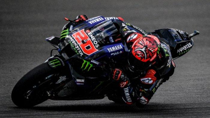 Pebalap Monster Energy Yamaha asal Prancis, Fabio Quartararo saat menjalani kualifikasi MotoGP Portugal di Algarve International Circuit, Portimao, Portugal, 17 April 2021.