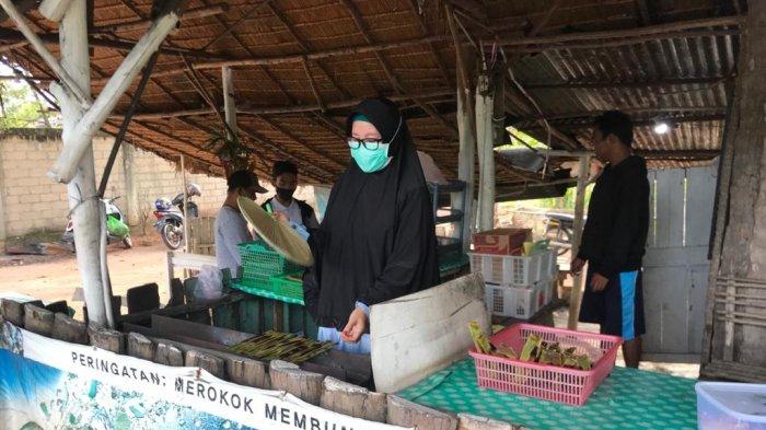 Pedagang otak-otak di Bintan, Robiyah di Desa Teluk Bakau, Kecamatan Gunung Kijang, Kabupaten Bintan, Provinsi Kepri.
