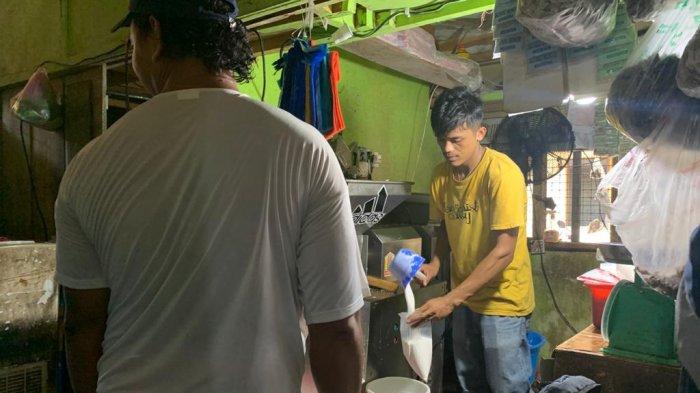 Pedagang santan di Pasar Inpres Tarempa sedang melayani pembeli, Senin (12/4/2021).