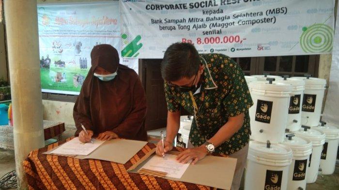 Penandatanganan MoU Bank Sampah MBS dan PT Pegadaian (Persero) sekaligus penyerahan bantuan tong ajaib, Rabu, (03/03/2021) di Perumahan Bintan Permai Jalan Ganet, Kota Tanjungpinang.