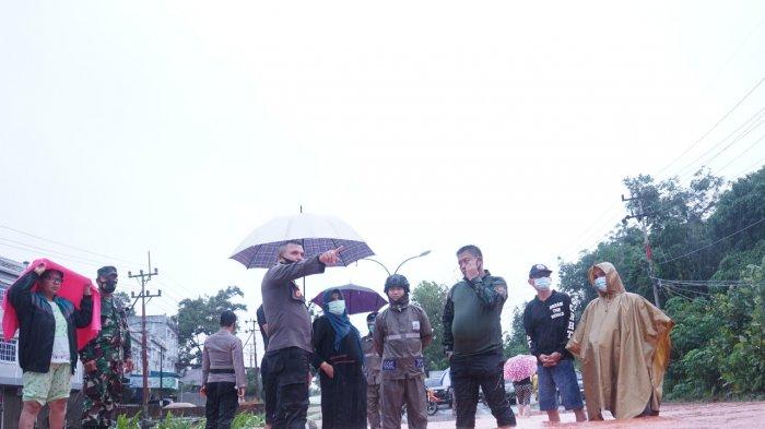 Kunjungan Dandim 0315/Bintan bersama Wali kota dan Kapolres Tanjungpinang di lokasi banjir, Sabtu (2/1).