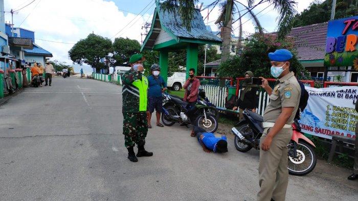PELANGGAR PROTOKOL KESEHATAN - Pelanggar protokol kesehatan mendapat hukuman fisik push up di jalan Imam Bonjol, Kelurahan Tarempa, Kecamatan Siantan, Kabupaten Kepulauan Anambas, Provinsi Kepri, Kamis (17/12/2020).