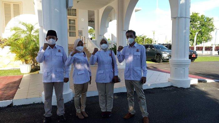 PELANTIKAN WAKIL WALIKOTA TANJUNGPINANG - Kader Gerindra di luar Gedung Daerah menyaksikan pelantikan Endang Abdullah sebagai Wakil Walikota Tanjungpinang, Senin (28/6/2021).