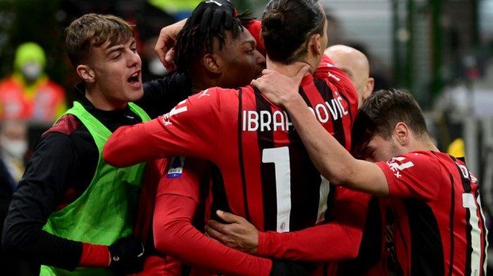 Striker AC Milan asal Portugis Rafael Leao (kedua dari kiri) selebrasi dengan Zlatan Ibrahimovic (tengah) dan pemain AC Milannya setelah mencetak gol kedua AC Milan ke gawang AS Roma, Kamis (6/1/2022) malam atau Jumat dinihari WIB. AC Milan menang 3-1 pada laga ini.