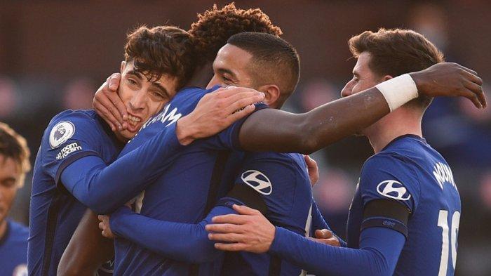 Pemain Chelsea melakukan selebrasi merayakan gol yang diciptakan gelandang asal Maroko, Hakim Ziyech (kedua dari kanan) ke gawang Burley, Chelsea menang 3-0 pada pertandingan Sabtu (31/10/2020) ini.