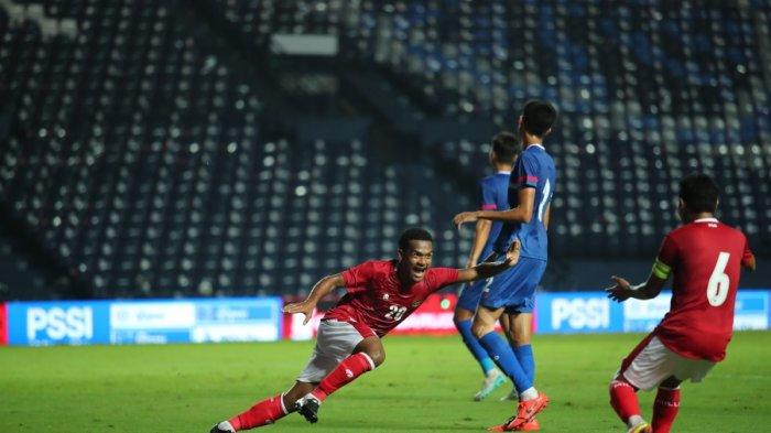 Pemain Timnas Indonesia, Ramai Rumakiek melakukan selebrasi usai mencetak gol ke gawang Taiwan pada leg pertama play off kualifikasi Piala Asia 2023 di Stadion Chang Arena Buriram, Thailand, Kamis (7/10/2021).