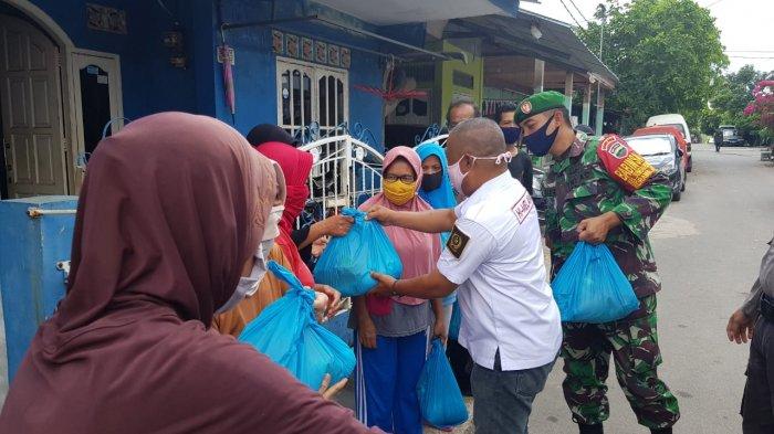 Pembagian sembako dari Yayasan Moggallana Indonesia dan Beverly hotel Inn ke warga di Kecamatan Sagulung, Kota Batam, Provinsi Kepri, Selasa (21/4/2020). Ilustrasi