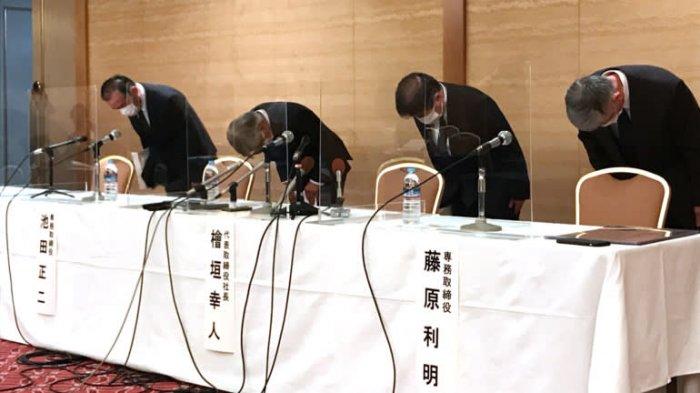 Eksekutif Shoei Kisen, pemilik kapal kargo Jepang yang memblokir Terusan Suez, meminta maaf atas gangguan yang terjadi pada konferensi pers Jumat, (26/3/2021).