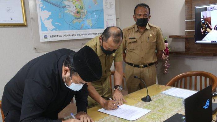 PEMKAB BINTAN - Pemkab Bintan diwakili Sekda Bintan Adi Prihantara menandatangani Laporan Hasil Pemeriksaan Kinerja Efektifitas Pengelolaan SPBE dalam penyelenggaraan administrasi Pemerintah tahun anggaran 2019-2020 (Semester I) dari BPK Perwakilan Provinsi Kepri di kantor Bapelitbang Bintan secara virtual, Senin (14/12).