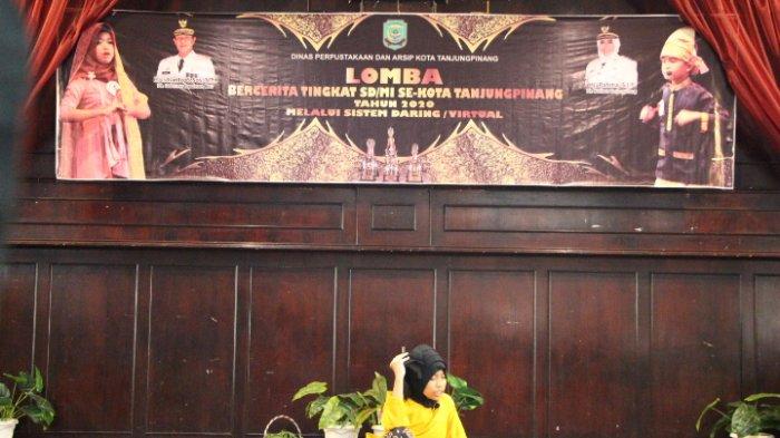 Salah satu pelajar peserta lomba di Tanjungpinang menampilkan aksi berceritanya.