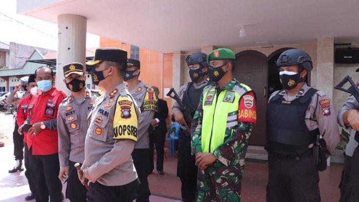 Kapolres Karimun, AKBP Muhammad Adenan saat mengecek pengamanan gereja, Minggu (4/4/2021).