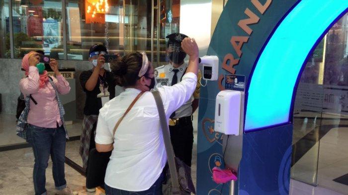 Pengecekan suhu pengunjung di Grand Batam Mall.