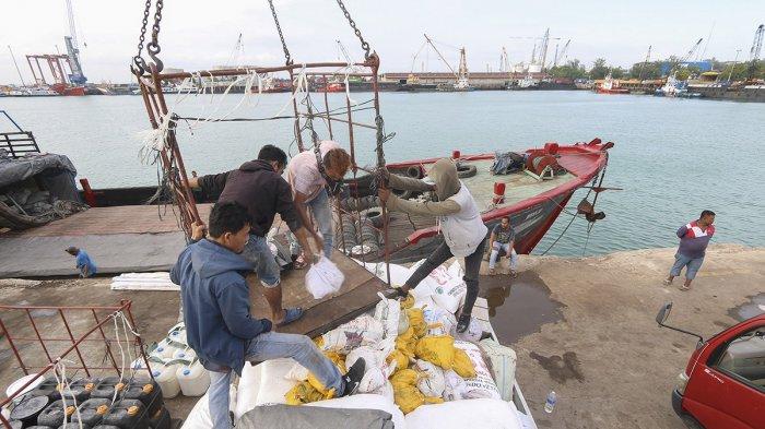 Pekerja mengangkut material bangunan dari kapal KM Mayju ke atas truk pengangkut di Pelabuhan Internasional Batu Ampar, Batam, Rabu (12/2). Badan Pengusahaan Batam menyerahkan pengelolaan Pelabuhan Internasional Batuampar kepada Pelindo II untuk dikembangkan sehingga mampu menjadi pelabuhan yang dapat bersaing dengan negara-negara tetangga seperti Singapura dan Malaysia.
