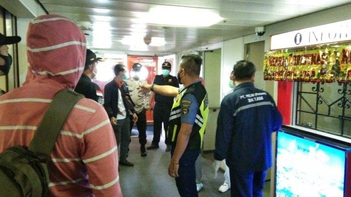KAPAL PELNI - Tim gabungan yang terdiri dari KSOP, Bea Cukai Batam, polisi saat penggeledahan kapal Pelni di Batam. Tampak tim gabungan berada di KM Kelud yang sandar di Pelabuhan Makobar, Batu Ampar, Kota Batam, Provinsi Kepri, Minggu (6/12/2020).