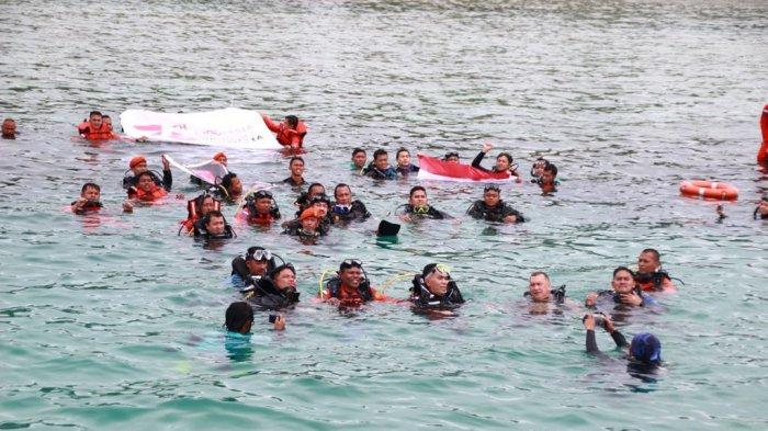 Pengibaran bendera merah putih di Kabupaten Natuna, Kepri sempena HUT RI ke-76.