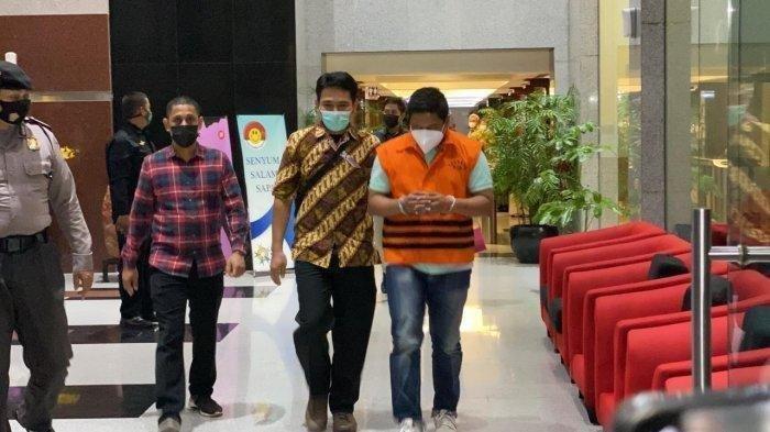 Penyidik Komisi Pemberantasan Korupsi (KPK) asal Polri Stepanus Robin Pattuju resmi mengenakan rompi oranye bersama pengacara bernama Maskur Husain