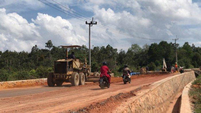 Perbaikan Jalan di Km 18 Kecamatan Toapaya, Kabupaten Bintan, Provinsi Kepri, Rabu (4/8/2021).
