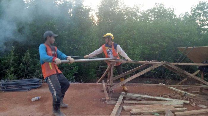 JEMBATAN KANGBOI - Pekerja di perbaikan oprit Jembatan Kangboi Jalan Lintas Barat, Kabupaten Bintan, Provinsi Kepri, Rabu (2/12/2020).