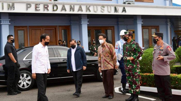 Joko Widodo saat menaiki Pesawat Kepresidenan Indonesia-1 dari Pangkalan TNI AU Halim Perdanakusuma, Jakarta, sekira pukul 07.00 WIB