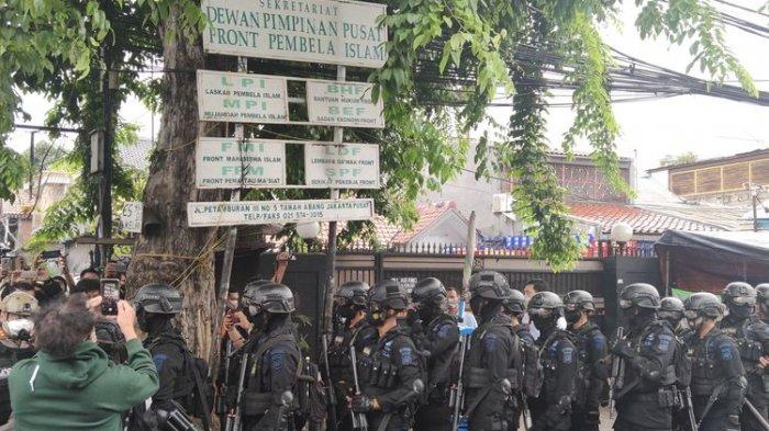 Aparat TNI Polri mencopot atribut di markas FPI Petamburan, Jakarta Pusat, Rabu (30/12/2020)