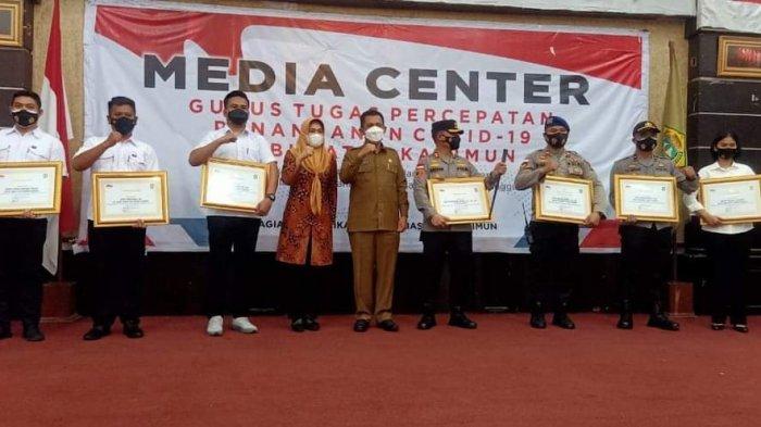 Gubernur Kepri Ansar Ahmad menyerahkan piagam penghargaan ke Kapolres Karimun, AKBP Muhammad Adena di Gedung Nasional Kabupaten Karimun, Rabu (5/5/2021).