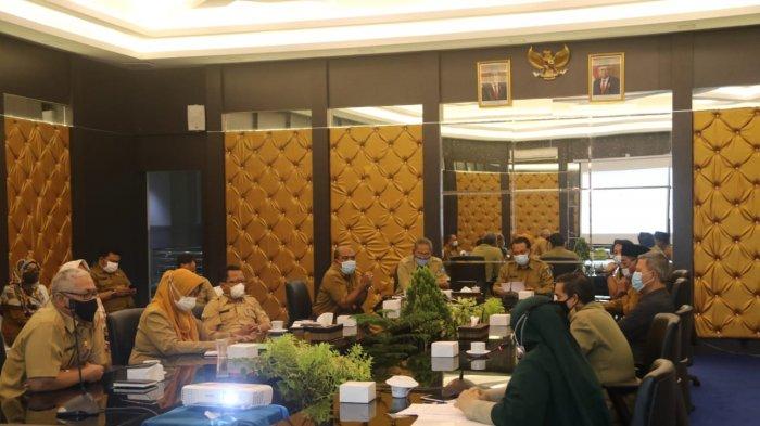 PJS BUPATI BINTAN - Penjabat sementara (Pjs) Bupati Bintan Buralimar memimpin rakor persiapan Gerakan Sejuta Masker di Kantor Bupati Bintan, Rabu (4/11/2020).