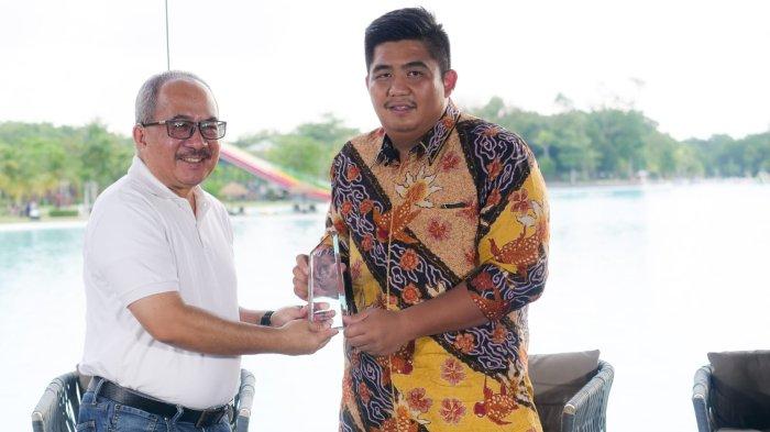 Suryo Pratomo Duta Besar Republik Indonesia berikan cinderamata kepada Plt Bupati Bintan Roby Kurniawan