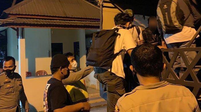Polisi mengangkut panitia pelaksana great party SMAN 1 Tanjung Jabung Barat, di Kuala Tungkal, Minggu (11/4/2021) dini hari
