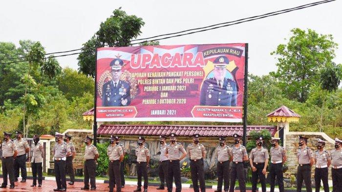 Foto personel Polres Bintan saat melaksanakan upacara di halaman Polres Bintan.