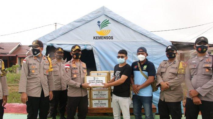 Pemberian Bantuan oleh personel Polresta Barelang kepada masyarakat Nongsa, Selasa (12/1/2021).