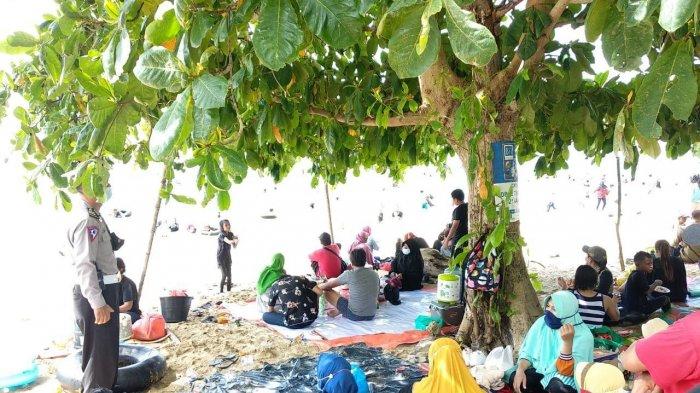 POLRESTA BARELANG - Personel Polresta Barelang dan Polsek Nongsa saat memberi imbauan protokol kesehatan di objek wisata Kecamatan Nongsa, Minggu (16/5/2021).
