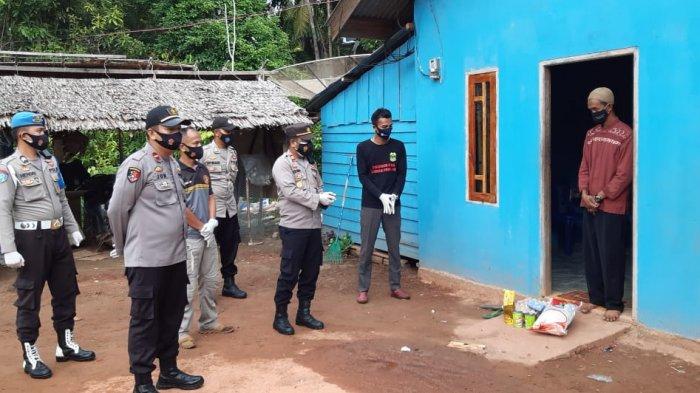 Polsek Daik serahkan bantuan sembako kepada pasien Covid-19 di Desa Belungkur, Kecamatan Lingga Timur, Kabupaten Lingga, Selasa (20/4/2021).