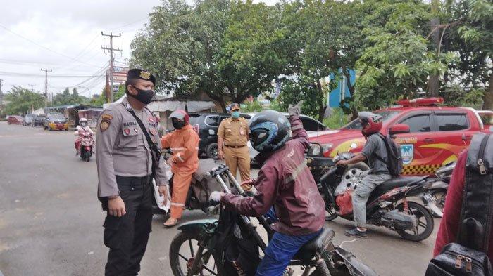 PPKM DARURAT BATAM - Pemeriksaan di lokasi penyekatan PPKM Darurat Batam di Simpang SP Plaza, Kecamatan Sagulung, Selasa (13/7/2021).