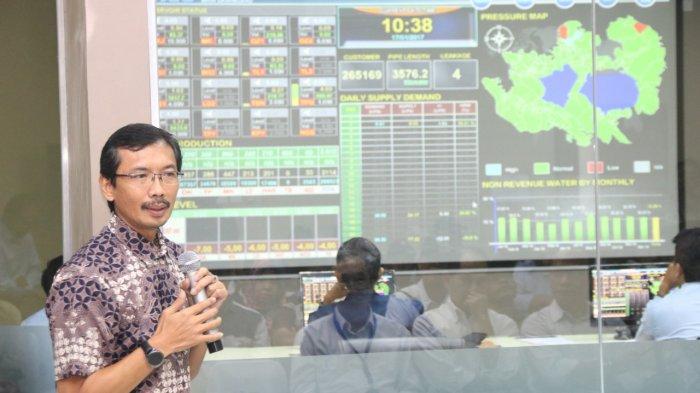 Presiden Direktur ATB, Benny Andrianto saat mempresentasikan SPARTA Smart Solution. Teknologi terintegrasi ini akan jadi nilai tambah ATB dalam mengikuti lelang pengelolaan SPAM Batam.