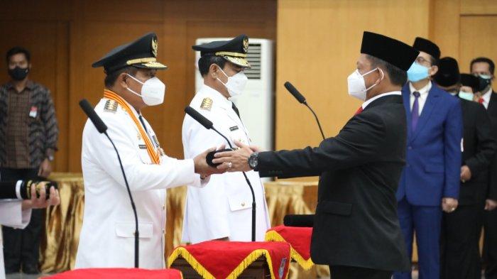 PROFIL Pj Gubernur Kepri Suhajar Diantoro, Putra Karimun Pernah Jabat Rektor IPDN. Foto pelantikan Suhajar Diantoro sebagai Pj Gubernur Kepri oleh Mendagri Tito Karnavian.