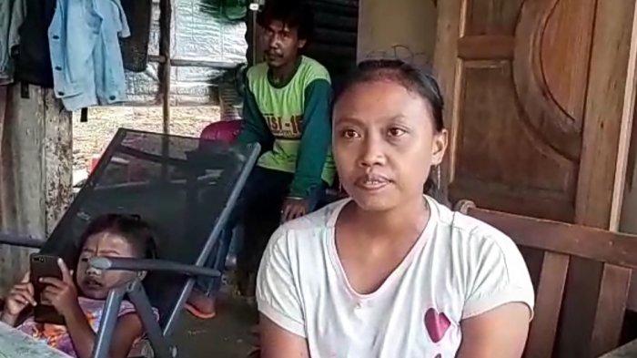 PROGRAM PENDIDIKAN GRATIS PEMKAB BINTAN - Seorang warga RT 2 RW 1 Kelurahan Toapaya Asri, Kabupaten Bintan, Lela Oktaviani (28) merasakan program pendidikan gratis Pemkab Bintan.