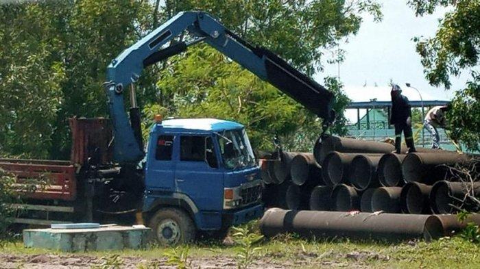 PEMINDAHAN PIPA ATB - Proses pemindahan pipa ATB dari WTP Duriangkang, Kota Batam, Provinsi Kepri.