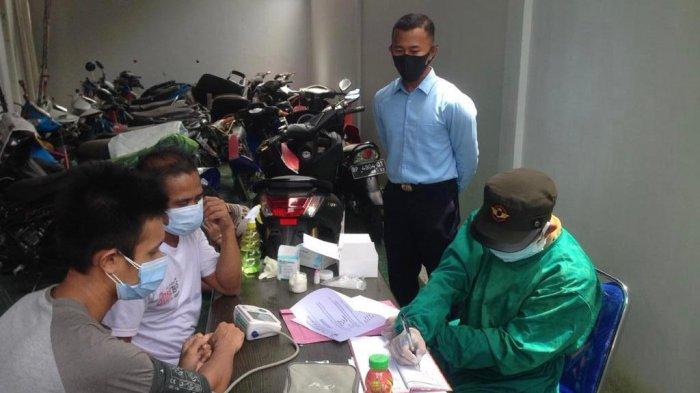 RAPID TEST - Tahanan Kejari Bintan menjalani rapid test di Kantor Kejari Bintan, Selasa (27/10/2020). Ini dilakukan untuk mencegah penyebaran virus Corona di Kabupaten Bintan.