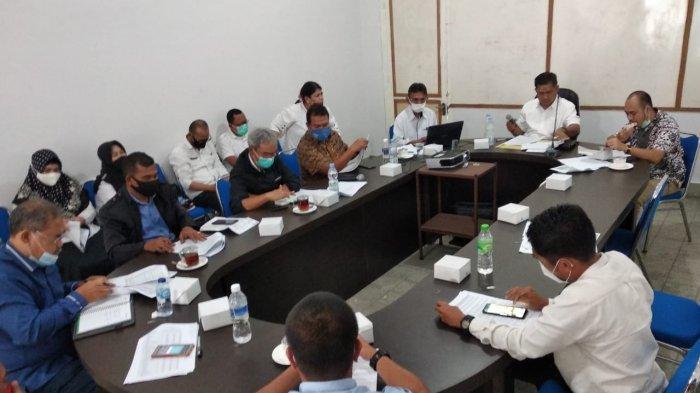 RAPAT KHL - Kadisnaker Bintan Indra Hidayat memimpin rapat pembahasan terkait penetapan angka Kebutuhan Hidup Layak (KHL) Kabupaten Bintan 2020 di Tanjungpinang, Rabu (4/11) kemarin.(Istimewa)
