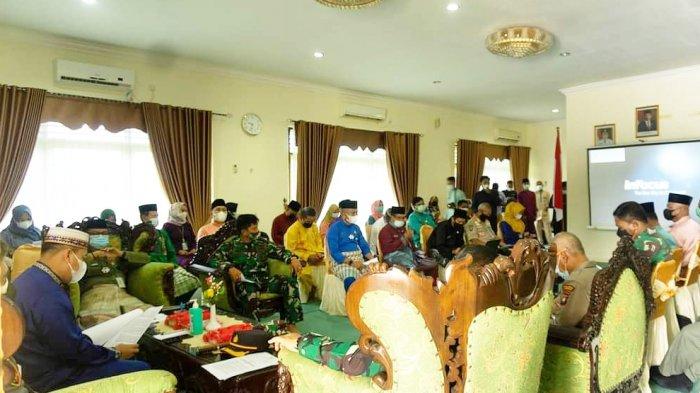 Pemkab Lingga gelar rapat Penanganan Covid-19 di Gedung Daerah Dabo Singkep, Kabupaten Lingga, Provinsi Kepri, Rabu (28/4/2021).