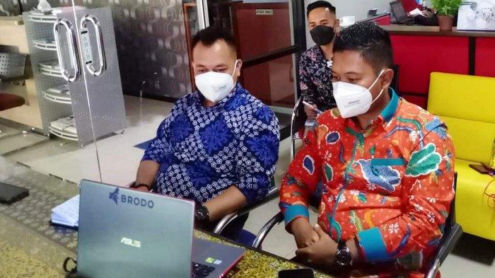Bupati dan Wakil Bupati Lingga, Muhammad Nizar dan Neko Wesha Pawelloy saat menggelar rapat koordinasi secara virtual bersama OPD Kabupaten Lingga, Senin (8/3/2021).