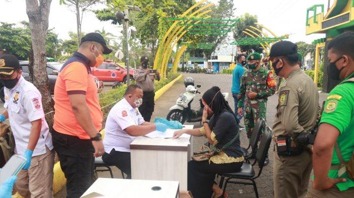 RAZIA PELANGGAR PROTOKOL KESEHATAN - Sejumlah warga pelanggar protokol kesehatan mendapat teguran tertulis di Tanjungpinang, Minggu (11/10/2020).
