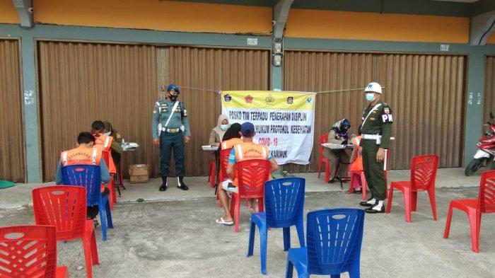 LAGI, Anak di Bawah Umur Kena Razia Protokol Kesehatan di Karimun, Hanya Buat Surat Pernyataan. Tampak razia protokol kesehatan di jalan A Yani Kecamatan Meral, Karimun, Senin (28/12).