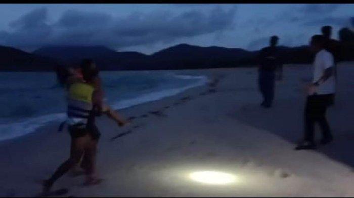 Evakuasi Rahmalia, remaja di Anambas yang terseret arus saat berenang di pantai Pulau Jemaja.