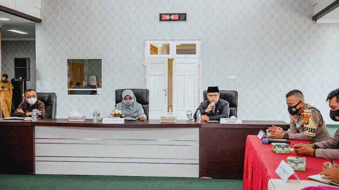 Rapat Koordinasi Pemko Tanjungpinang bersama gugus tugas Covid-19 tentang PPKM berbasis Mikro di Aula Sultan Sulaiman Badrul Alamsyah, Kota Tanjungpinang Senin, (15/02/2021).