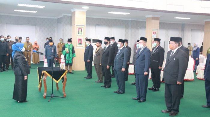 Wali Kota Tanjungpinang Rahma melantik 13 pejabat pimpinan tinggi pratama Pemko Tanjungpinang, Senin, (11/1/2021).